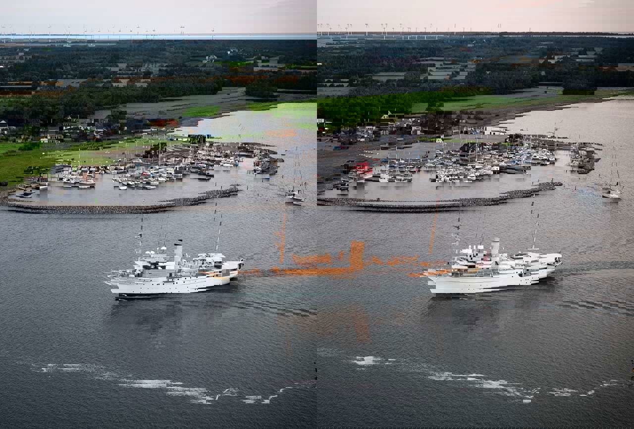 25. maj er det igen muligt at opleve Kongeskibet Dannebrog i Randers Fjord, som her ved Udbyhøj Lystbådehavn i 2023. Christensen Fotografi for Udbyhøj Lystbådehavn/Randers Kommune