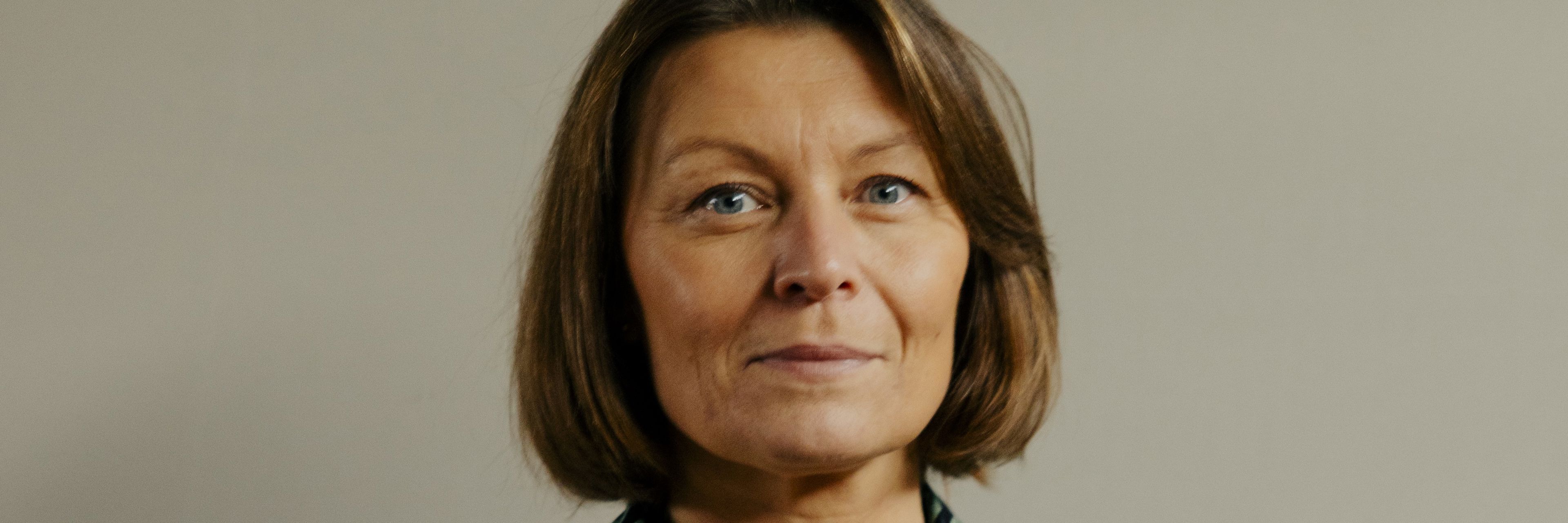 Pia Moltzen i mønstret kjole